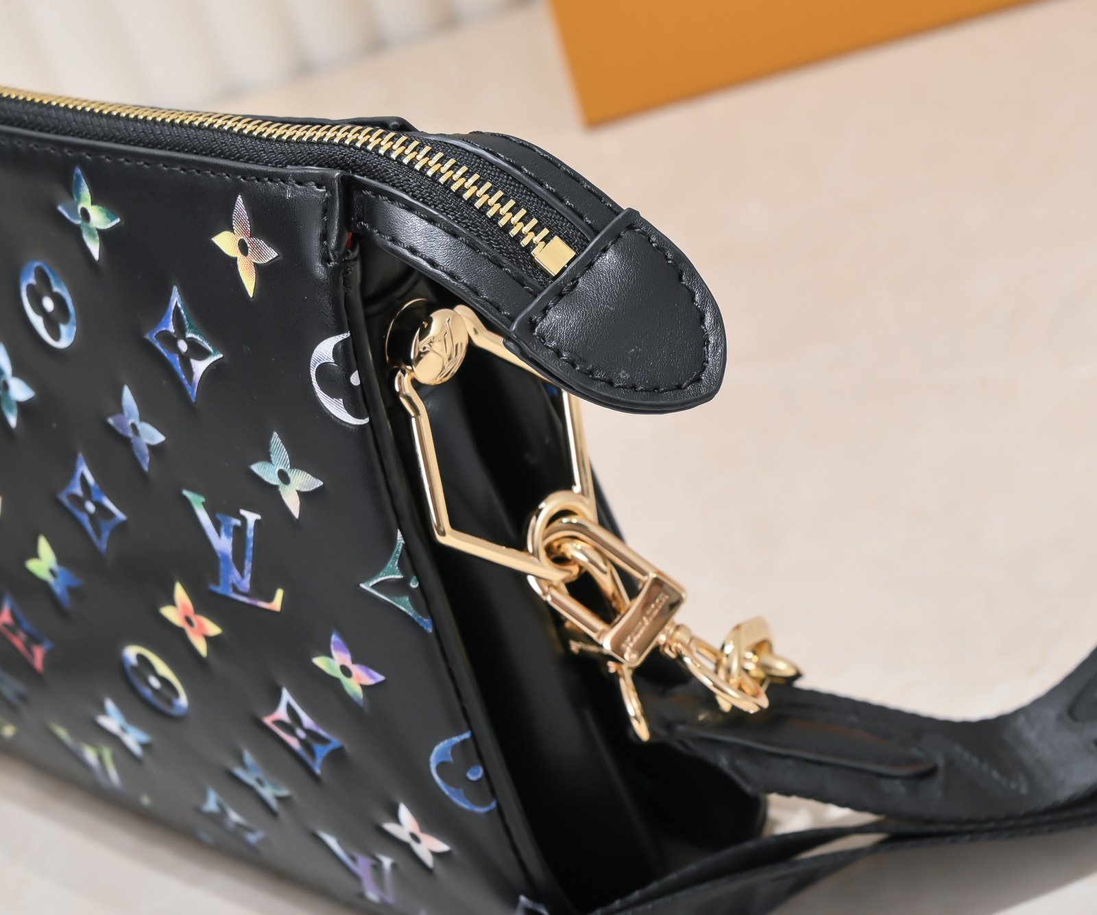 L0vis Vvtt0n Coussin PM Black 26Cm M21353