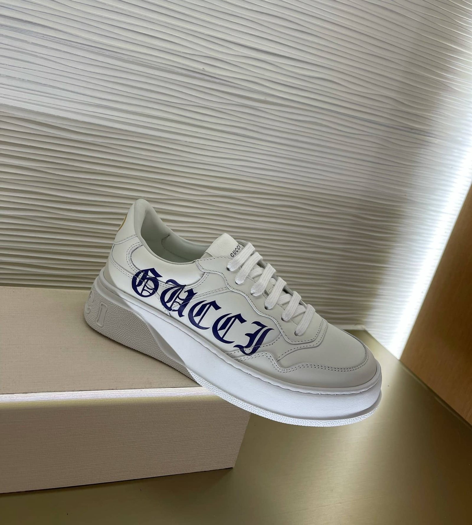 Gvc*1 Women’S Sneaker With Logo White 708267 Upg70 9000