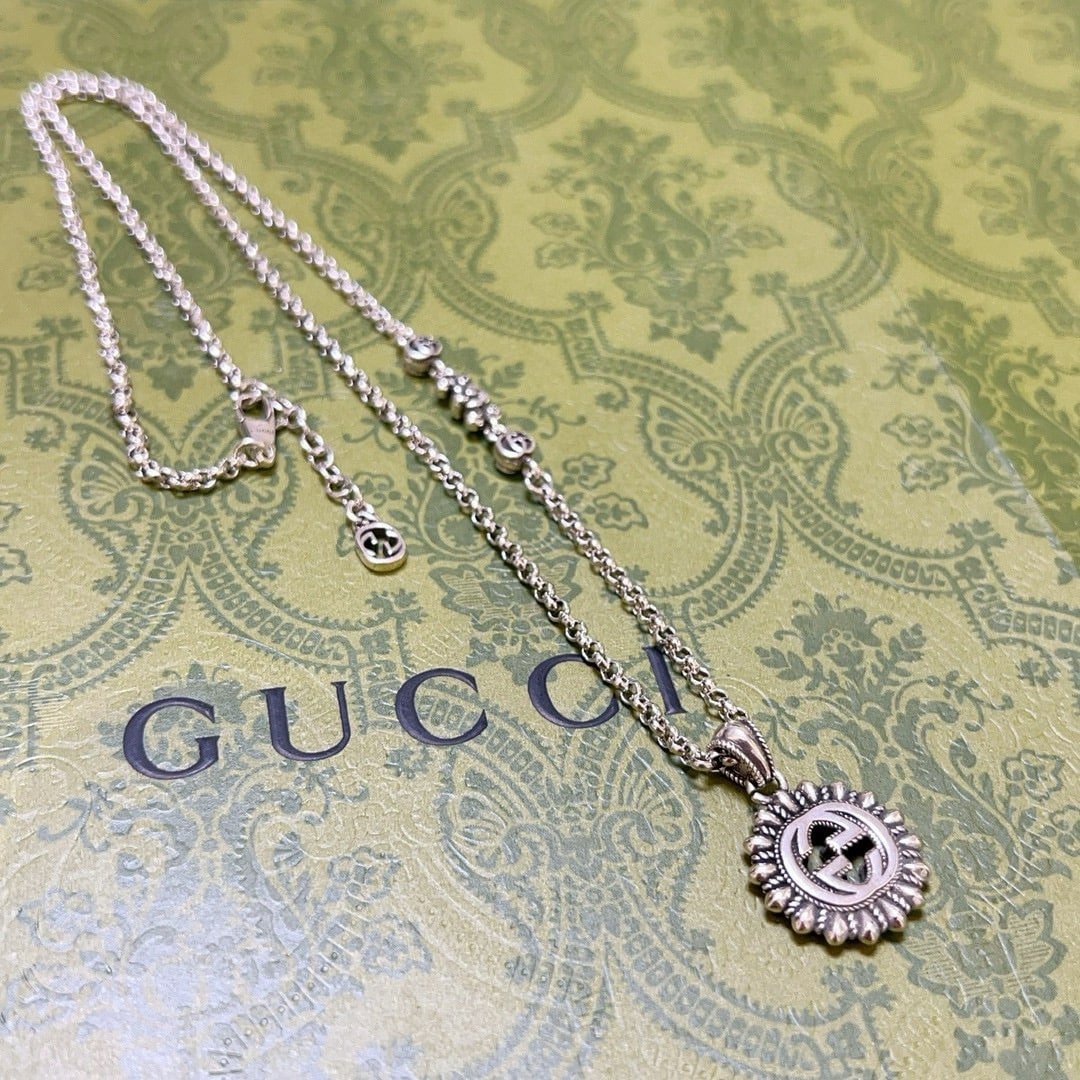 Gvc*1 Interlocking G Logo Embellished Pendant Station Necklace Gold Tone