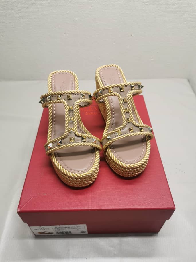 Va1e*ntin0 Rockstud Wedge In Calfskin Beige