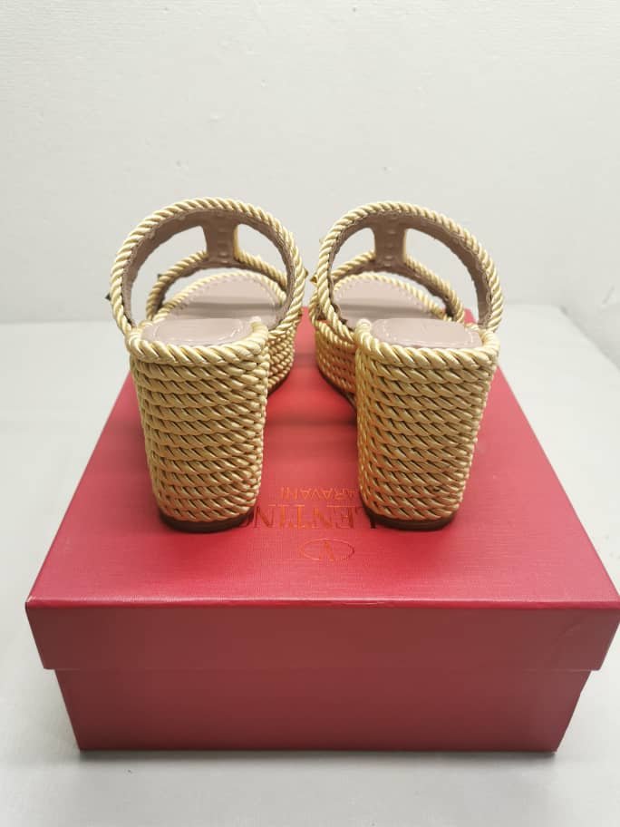 Va1e*ntin0 Rockstud Wedge In Calfskin Beige