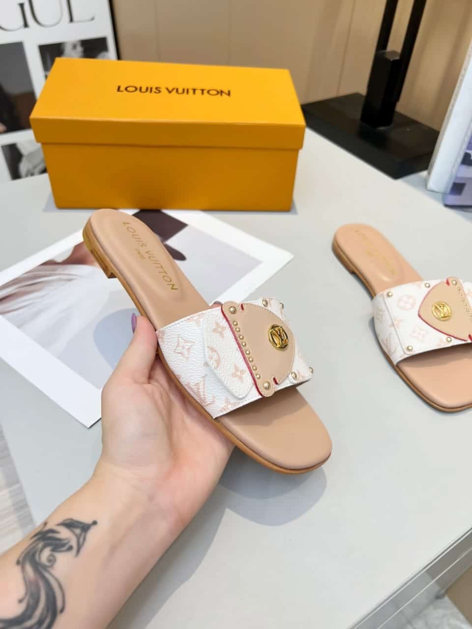 L0vis Vvtt0n Lv Frame Flat Mule 1Acxii
