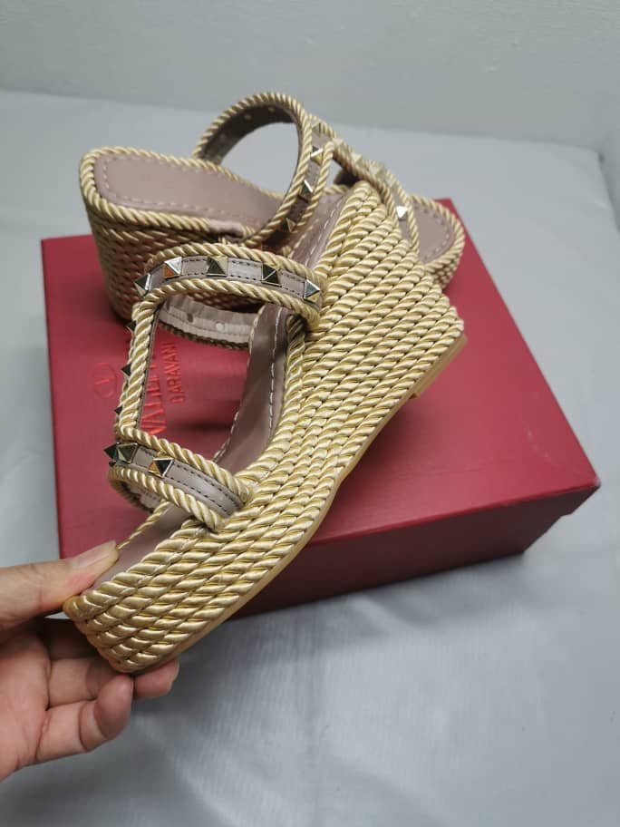 Va1e*ntin0 Rockstud Wedge In Calfskin Beige