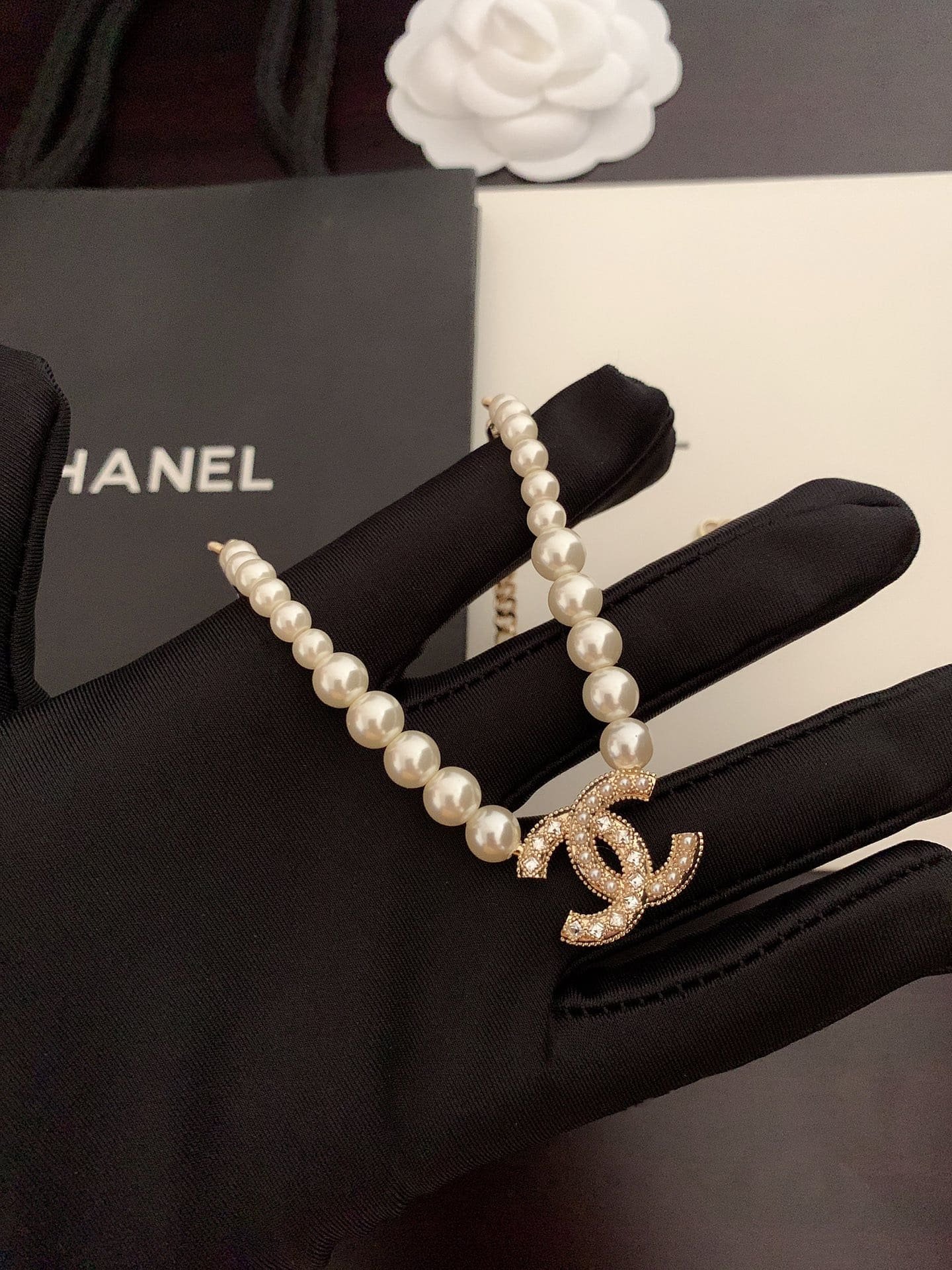 Ch**el Women’S Pearl Necklace And Gold Metal