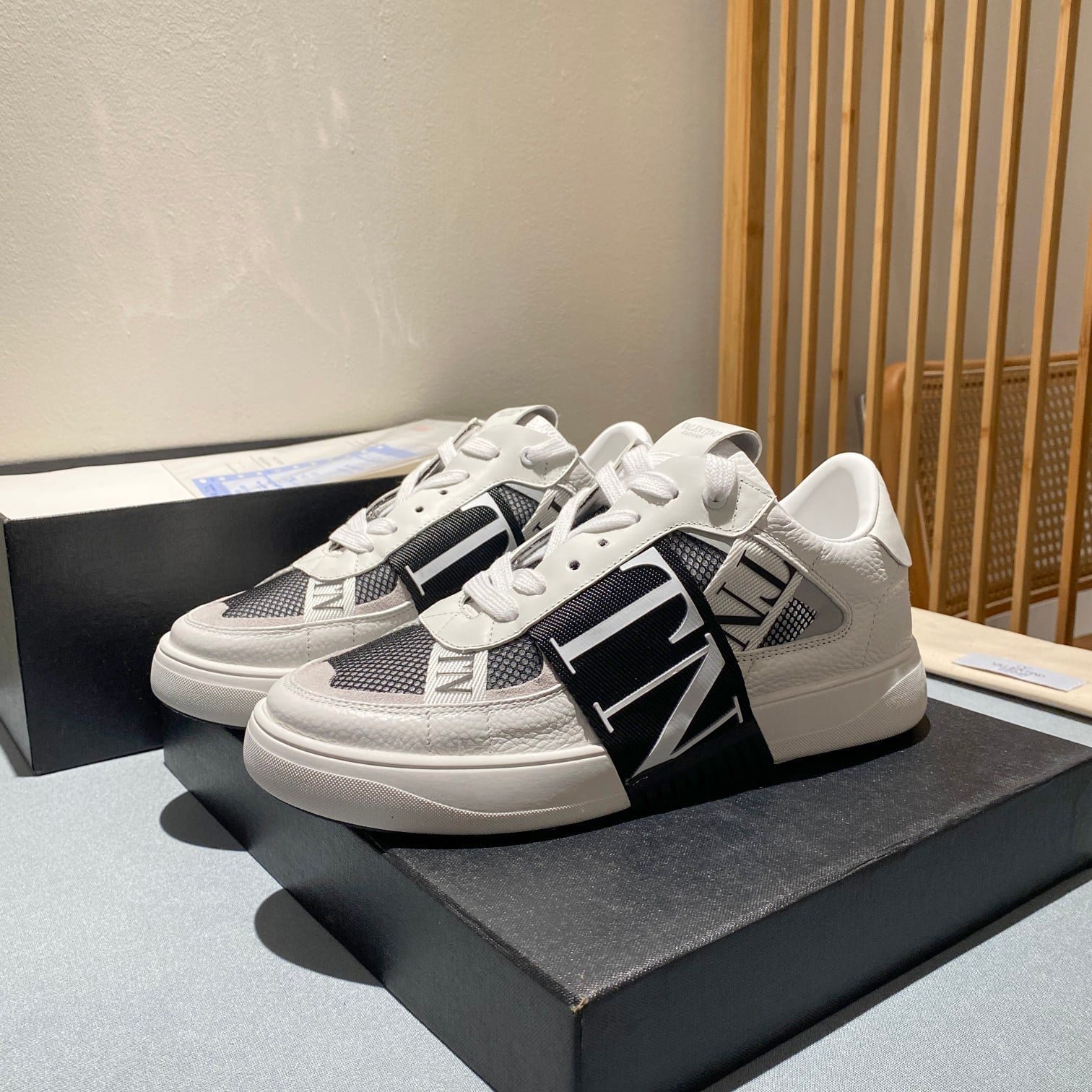 Va1e*ntin0 Vl7N Low-Top Sneaker In Calfskin And Mesh Fabric With Bands Black Xy0S0C58Swfq1X