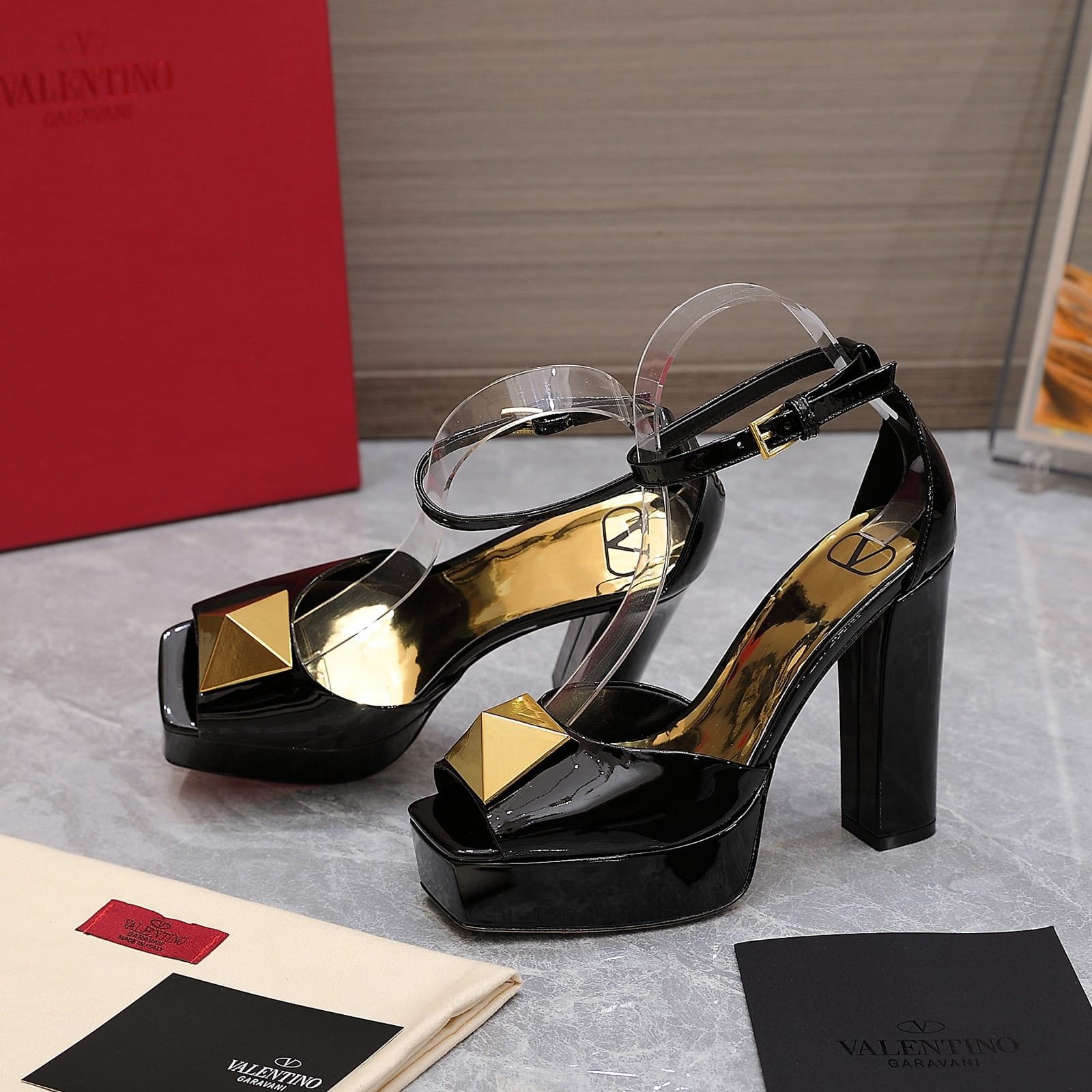 [S*per Vip 1:1] Va1e*ntin0 Garavani Open Toe Pump One Stud Platform Patent Leather Black Zw2S0Ea3Laf 0No