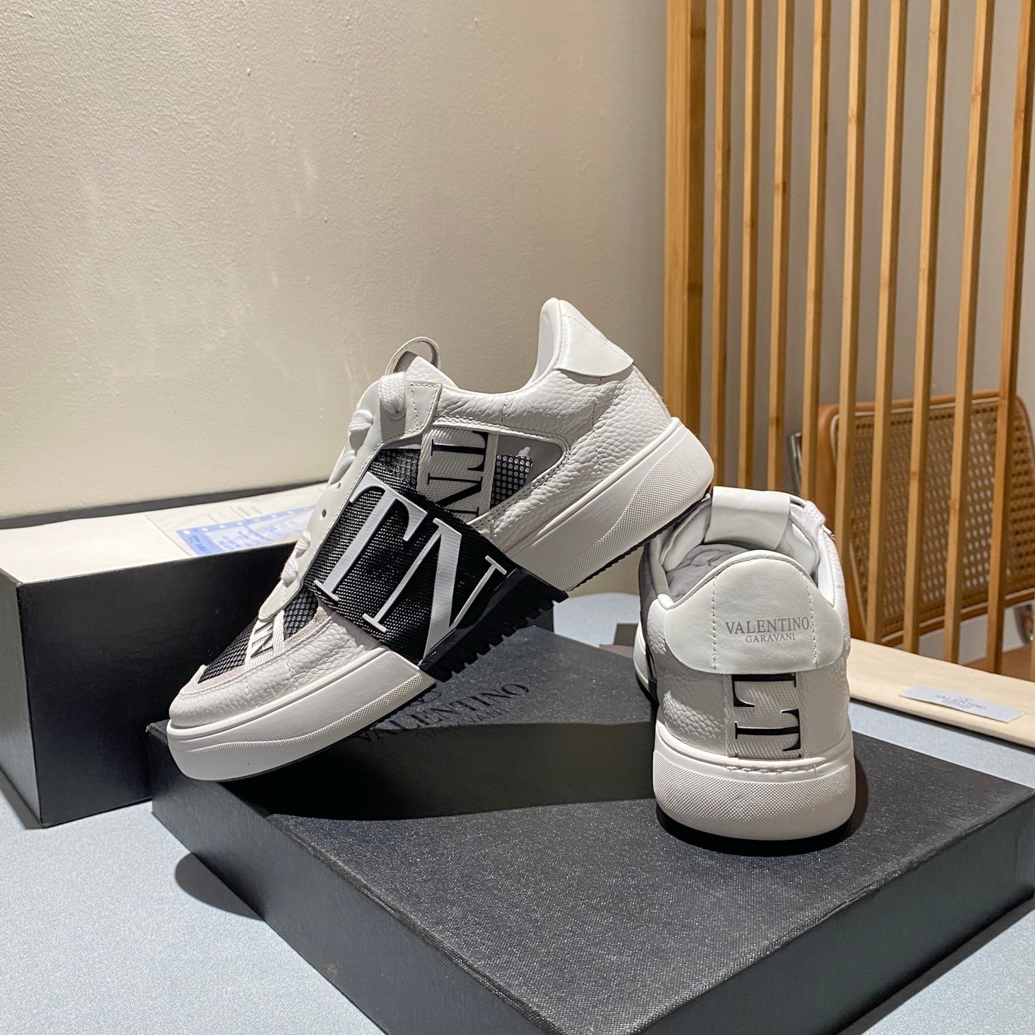 Va1e*ntin0 Vl7N Low-Top Sneaker In Calfskin And Mesh Fabric With Bands Black Xy0S0C58Swfq1X