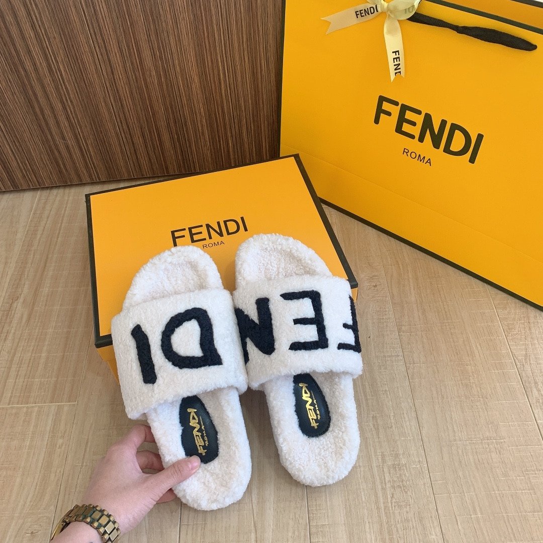 F**di Fleece Black Text Slippers White