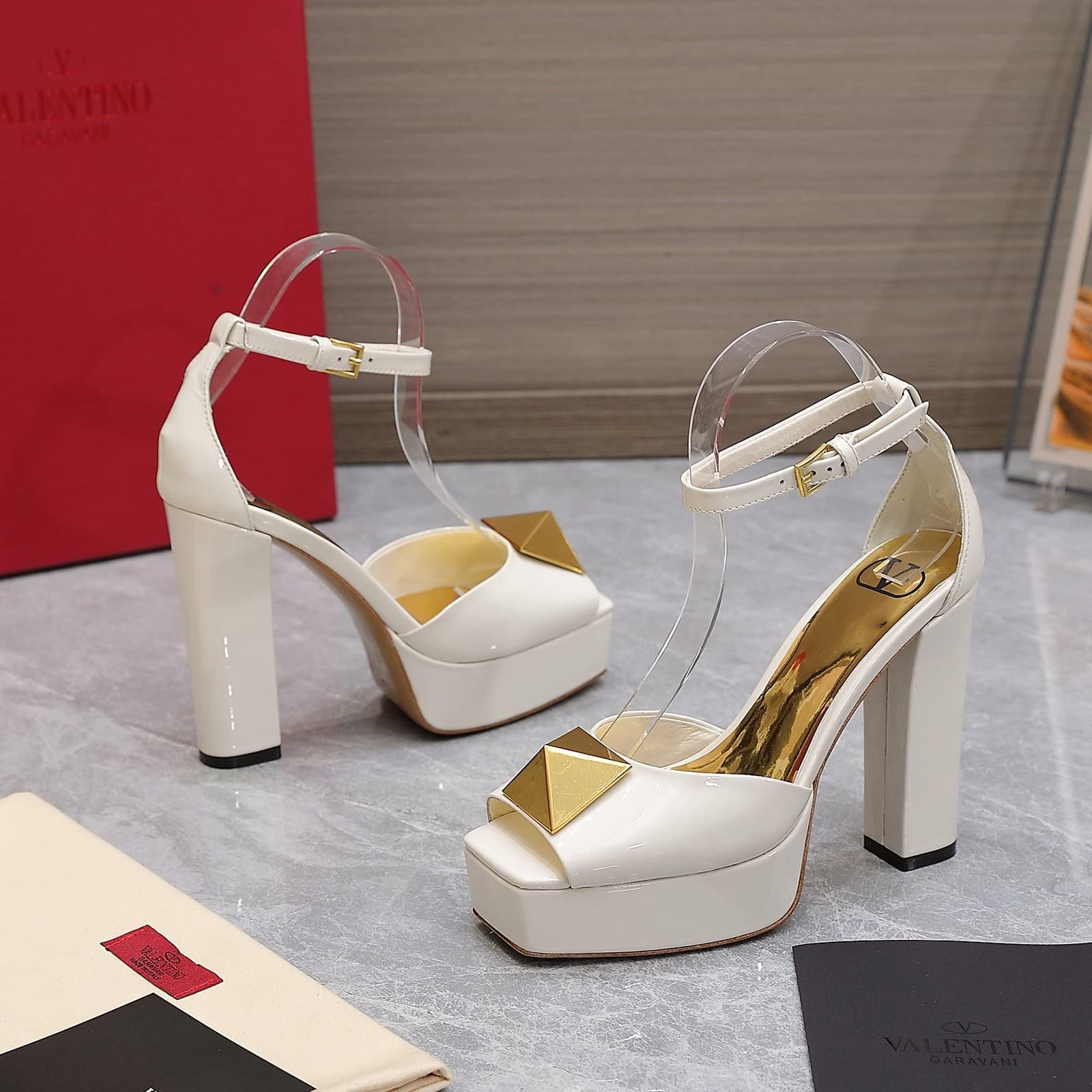 [S*per Vip 1:1] Va1e*ntin0 Garavani Open Toe Pump One Stud Platform Patent Leather White