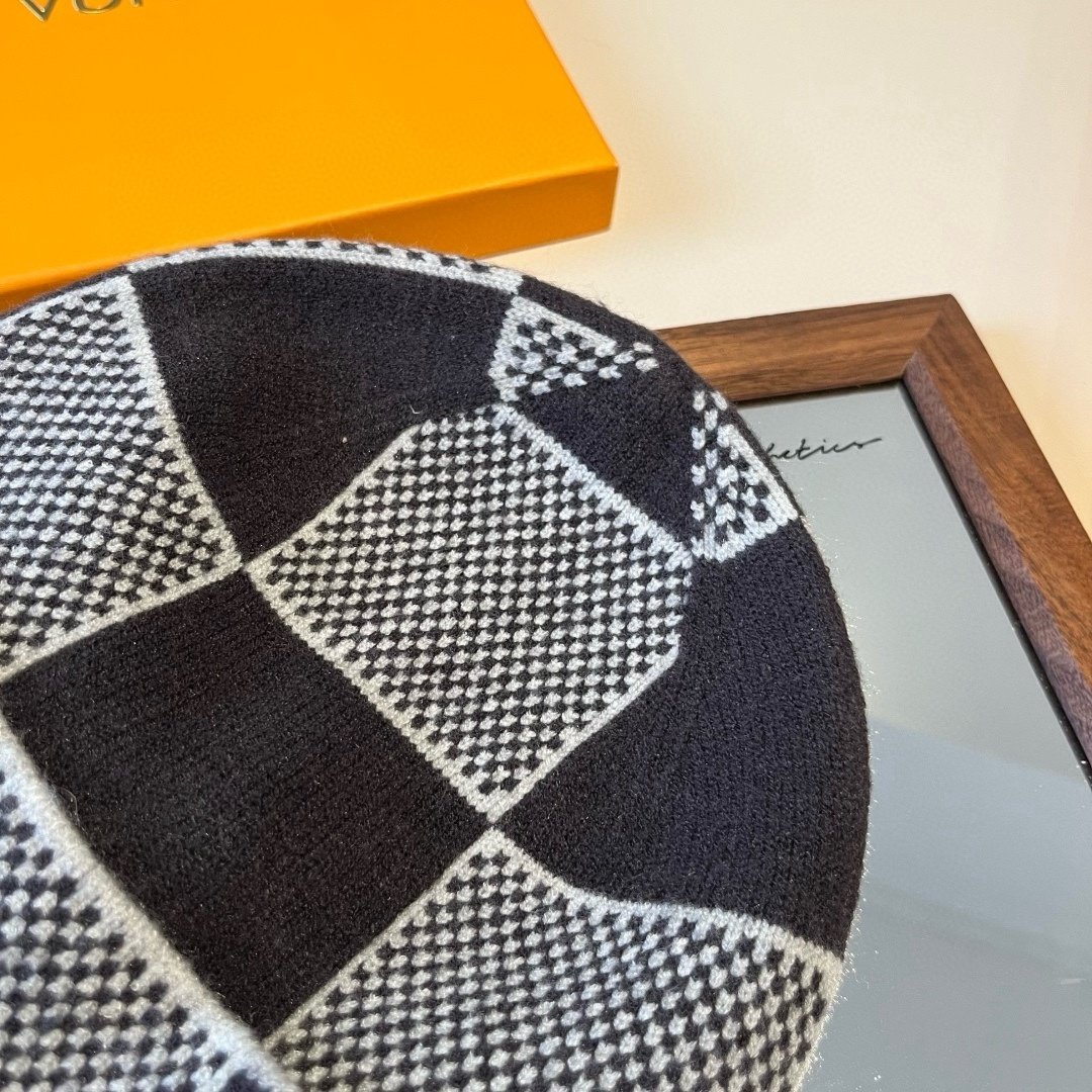 L0vis Vvtt0n Damier Heritage Beanie Black And White M90842
