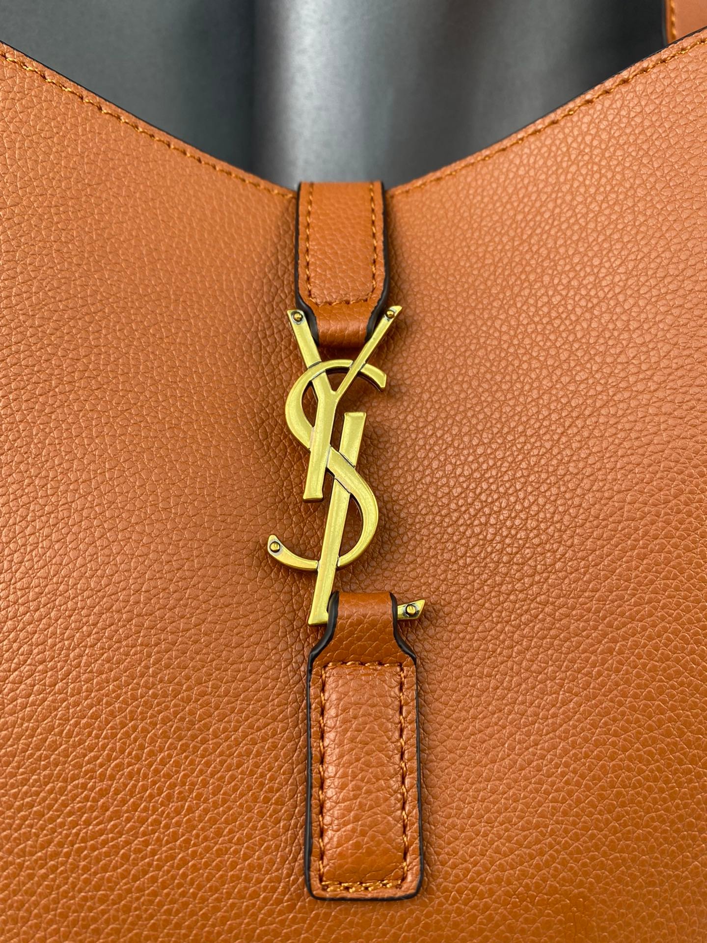 Sa1nt Lau*nt 5 À 7 Soft Small Hobo Bag In Smooth Leather Beige