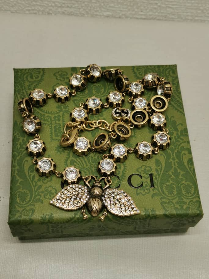 Gvc*1 Bee Necklace With Crystals In Gold ‎629989 J1D50 8062