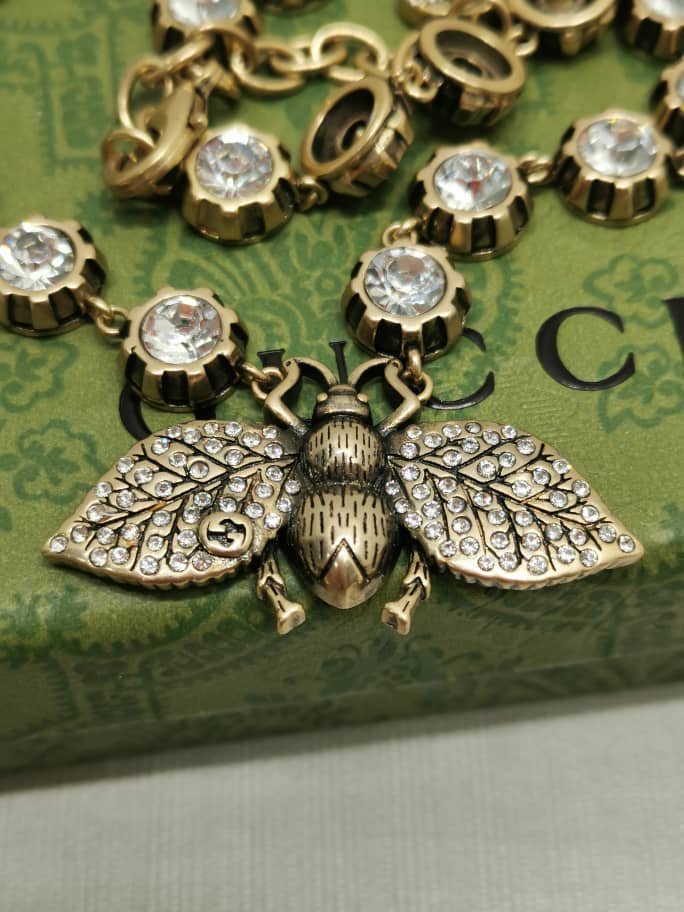 Gvc*1 Bee Necklace With Crystals In Gold ‎629989 J1D50 8062