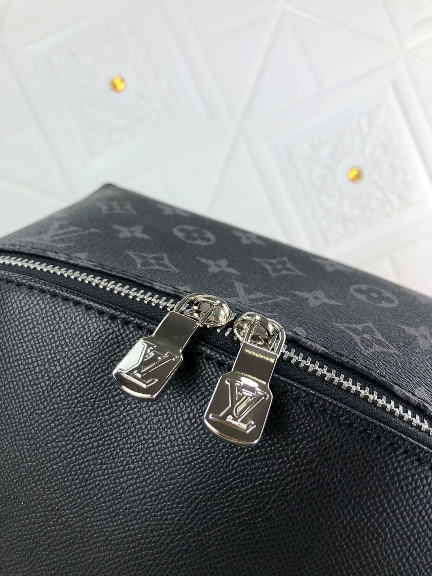 L0vis Vvtt0n Discovery Backpack PM Black 40Cm M30230