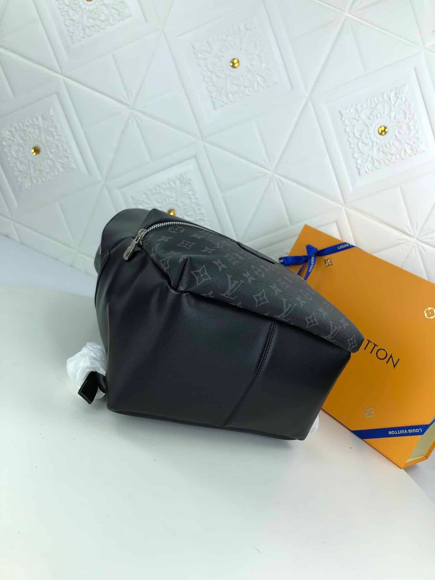L0vis Vvtt0n Discovery Backpack PM Black 40Cm M30230