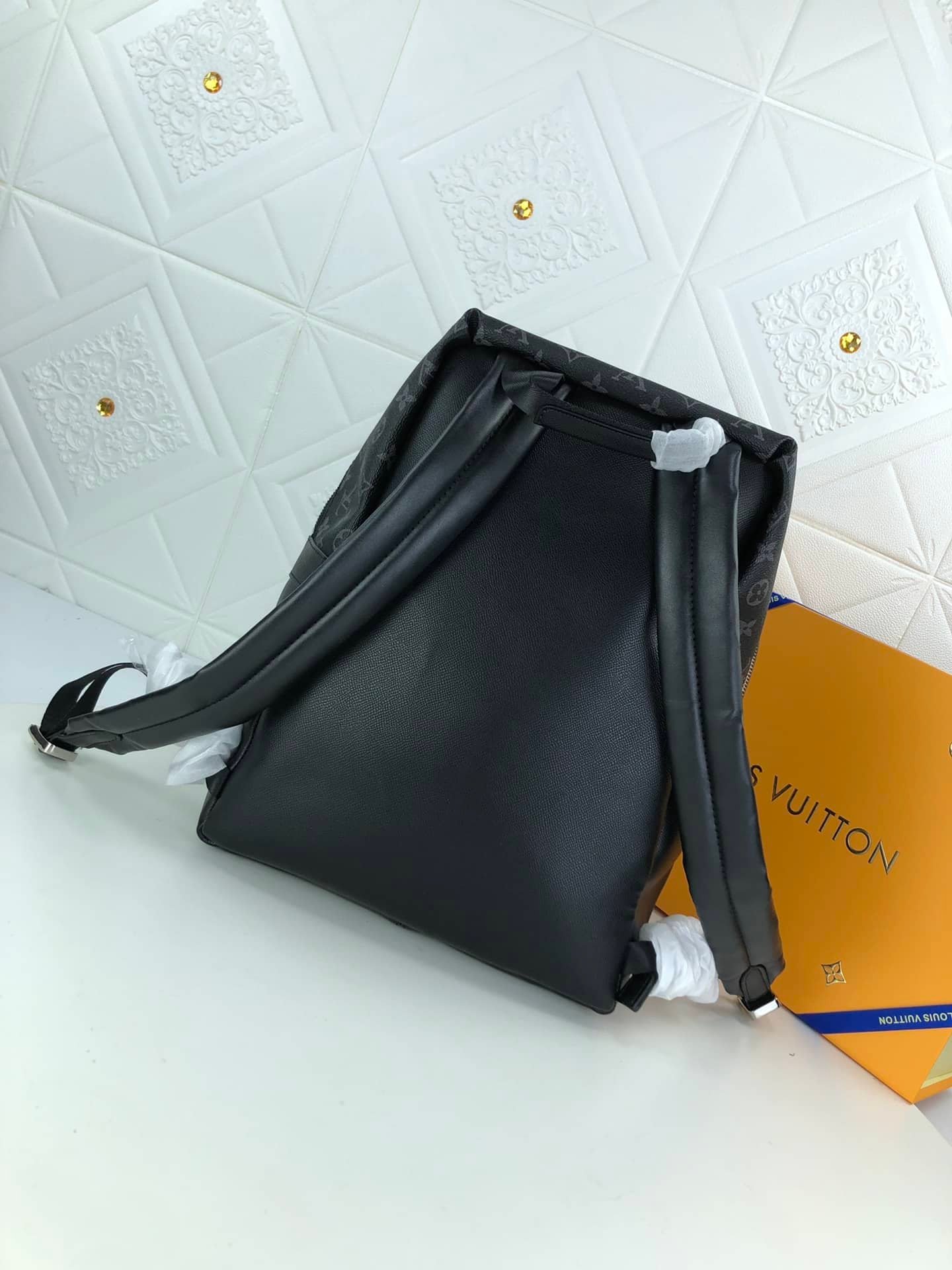 L0vis Vvtt0n Discovery Backpack PM Black 40Cm M30230