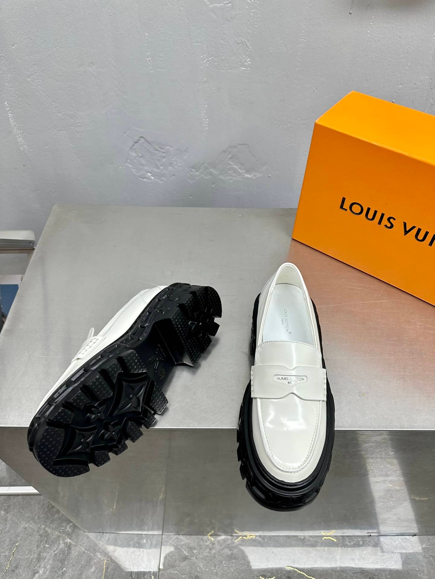 L0vis Vvtt0n Lv Record Loafer White