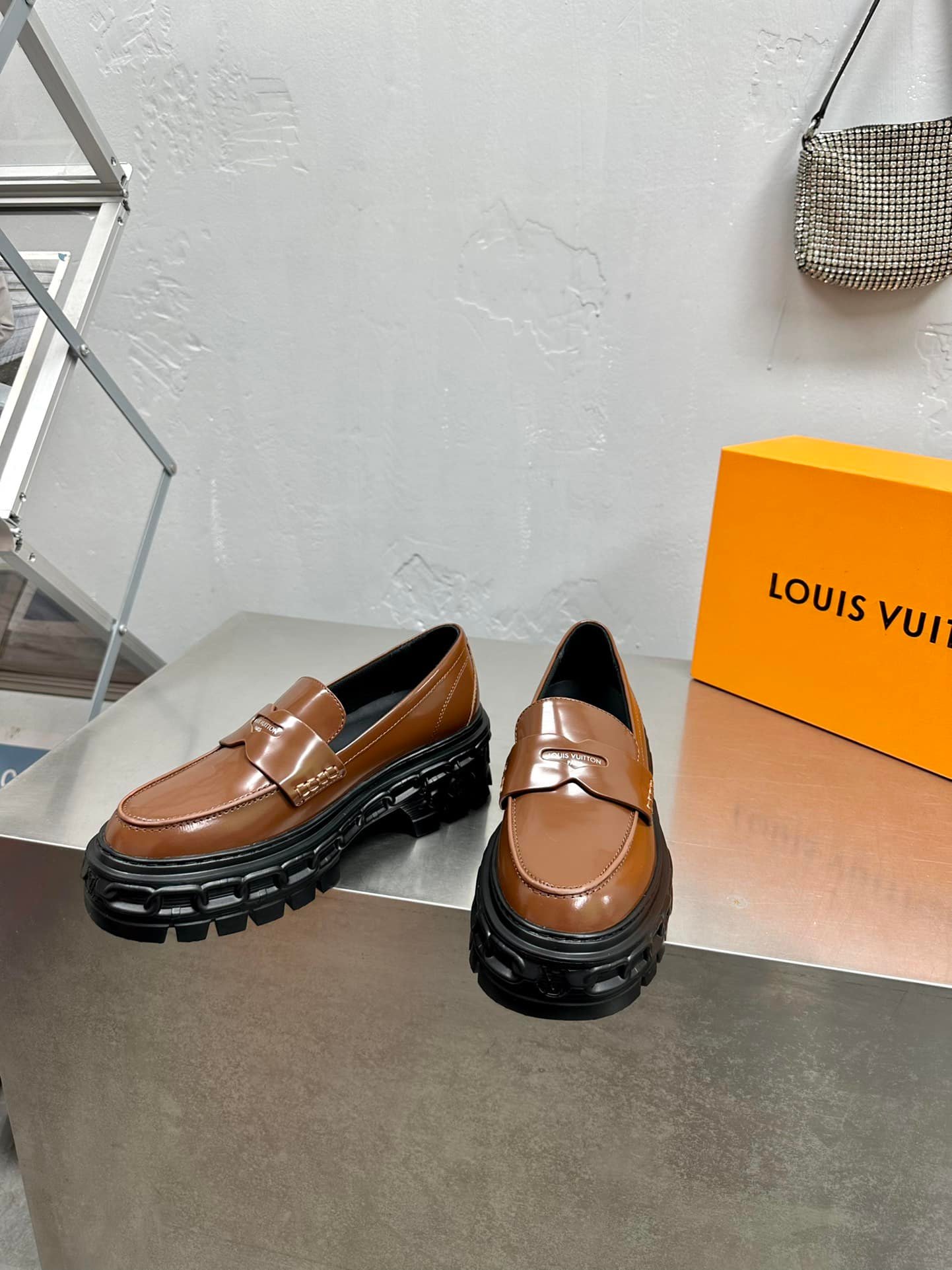 L0vis Vvtt0n Lv Record Loafer Brown