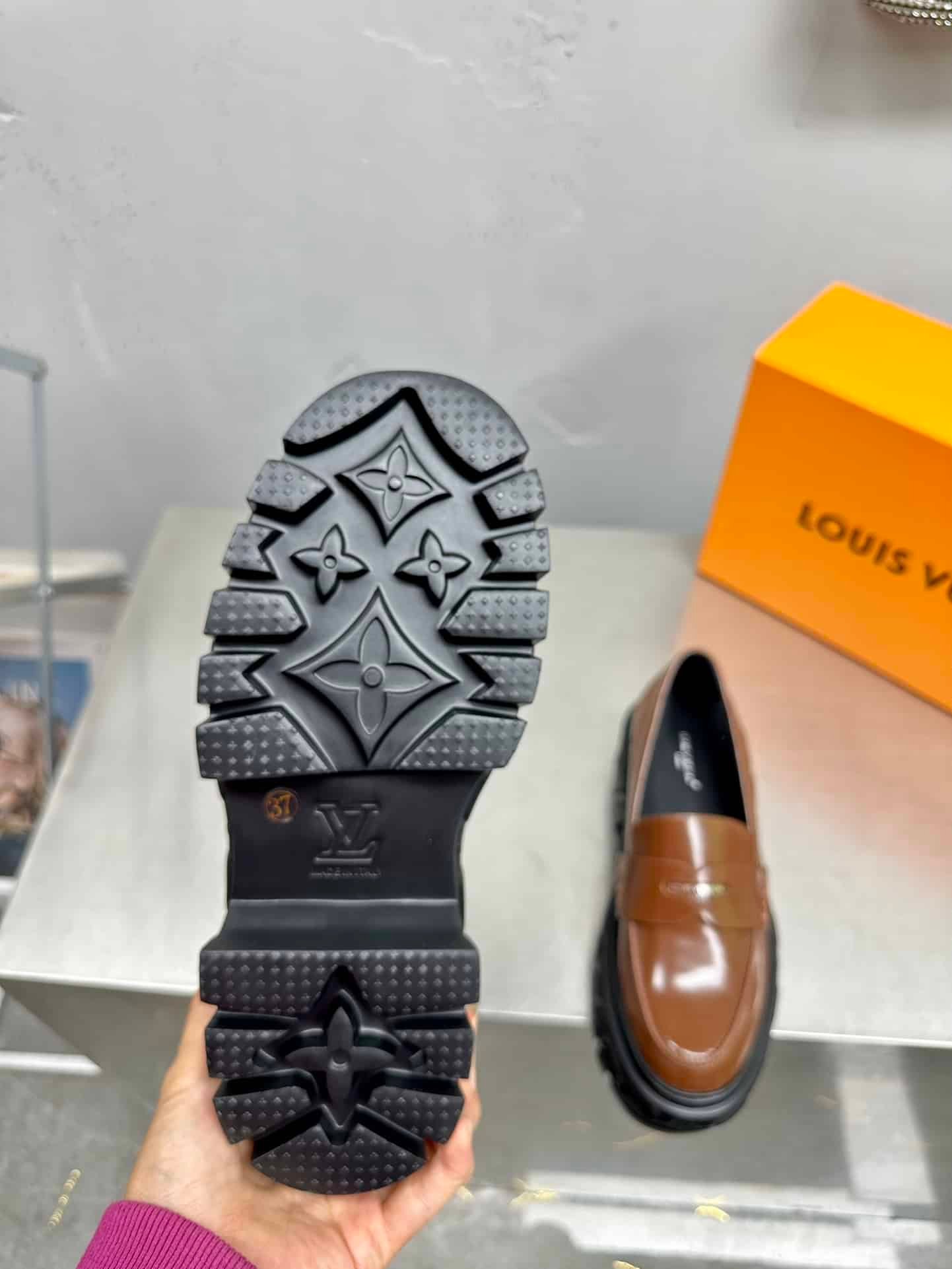 L0vis Vvtt0n Lv Record Loafer Brown