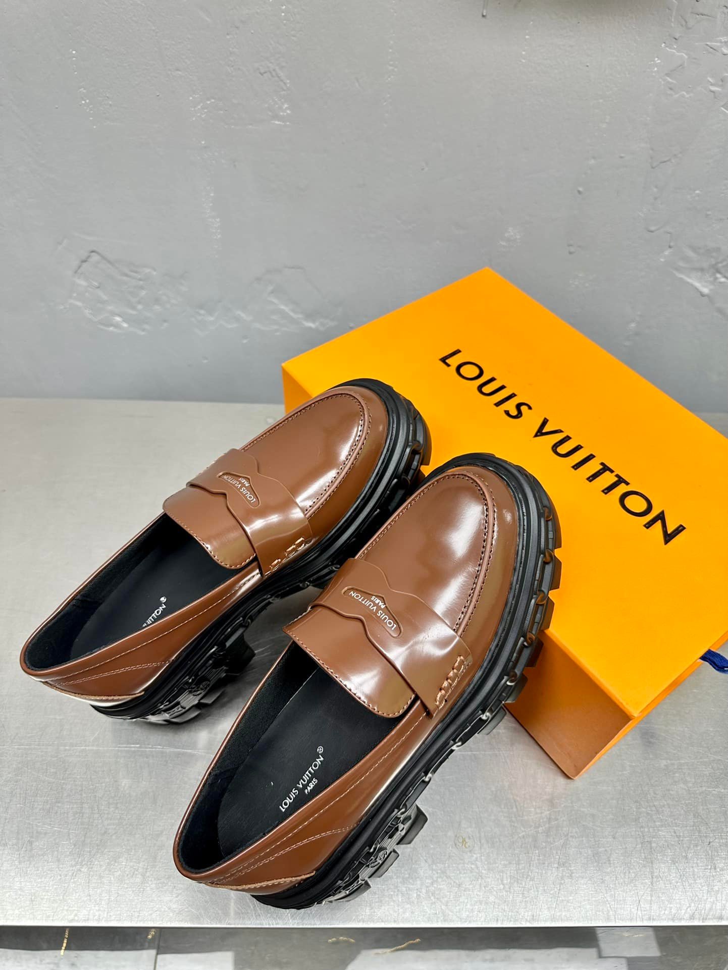 L0vis Vvtt0n Lv Record Loafer Brown