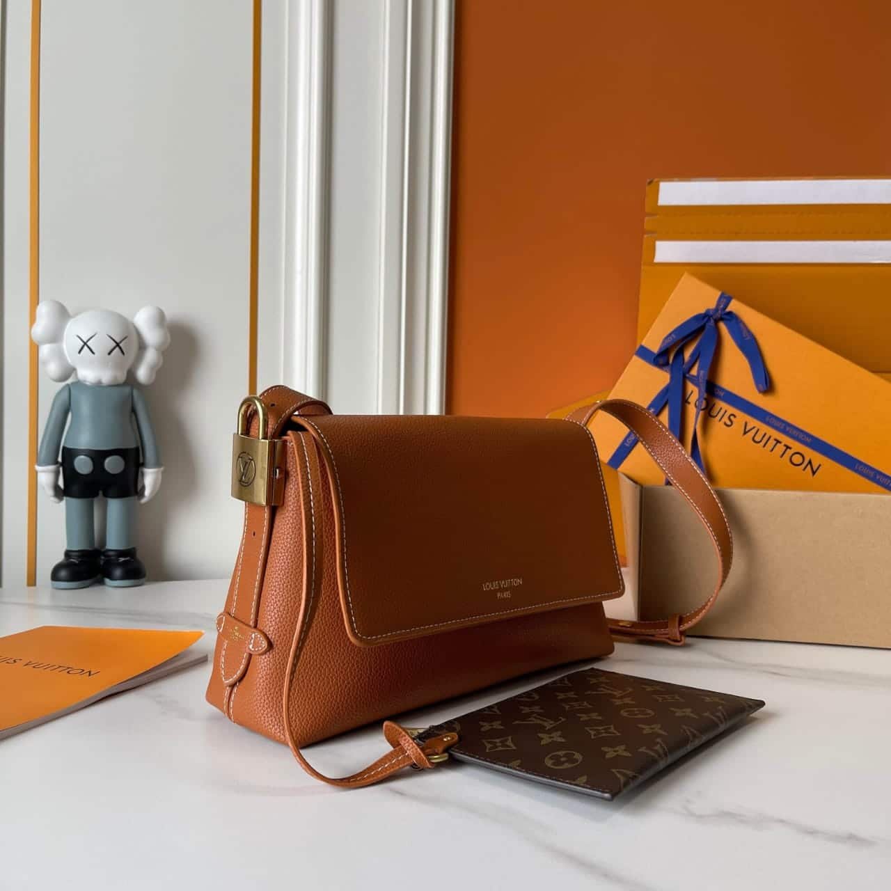 L0vis Vvtt0n Low Key Messenger Brown 30Cm M13151