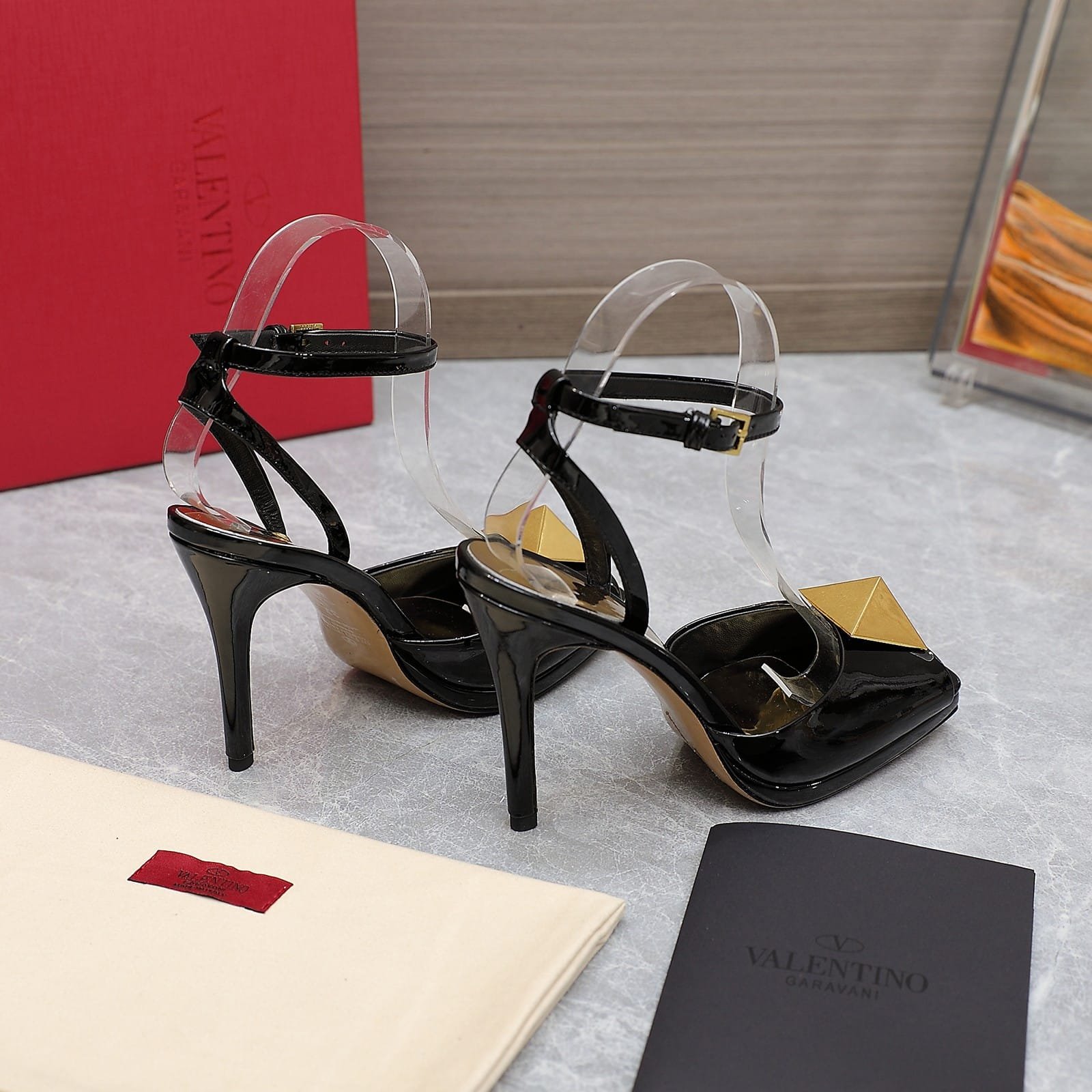 Va1e*ntin0 Garavani Roman Gold Stud Block Pump Black