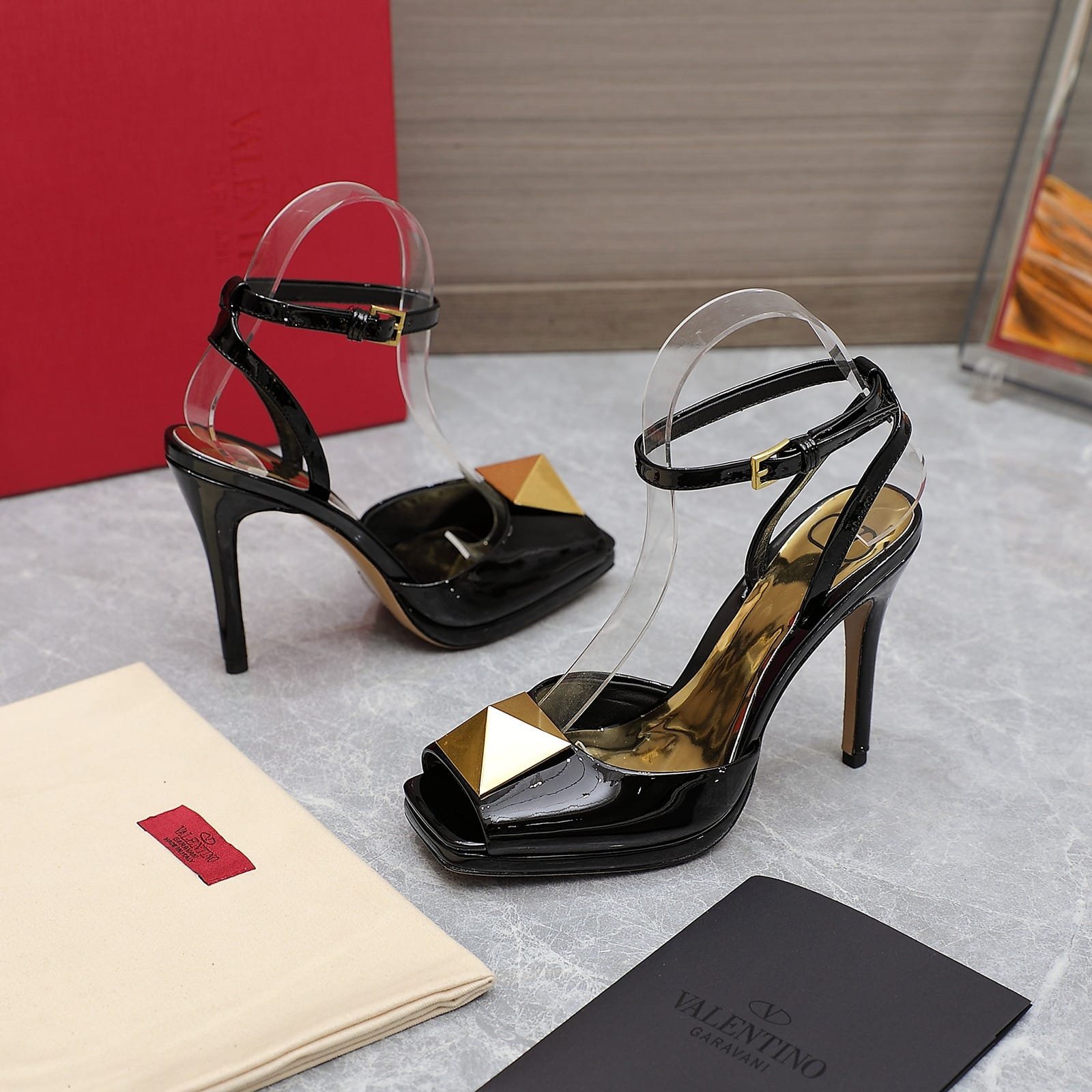 Va1e*ntin0 Garavani Roman Gold Stud Block Pump Black