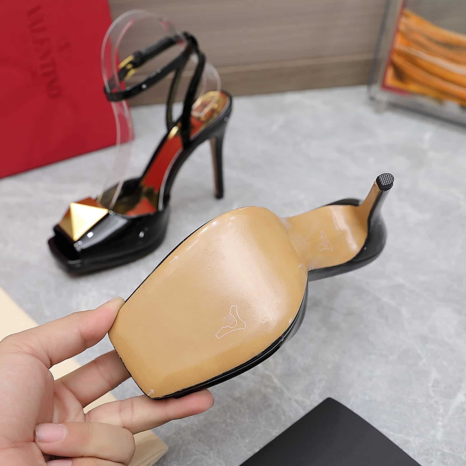 Va1e*ntin0 Garavani Roman Gold Stud Block Pump Black