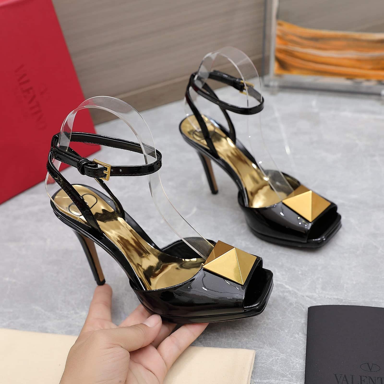Va1e*ntin0 Garavani Roman Gold Stud Block Pump Black